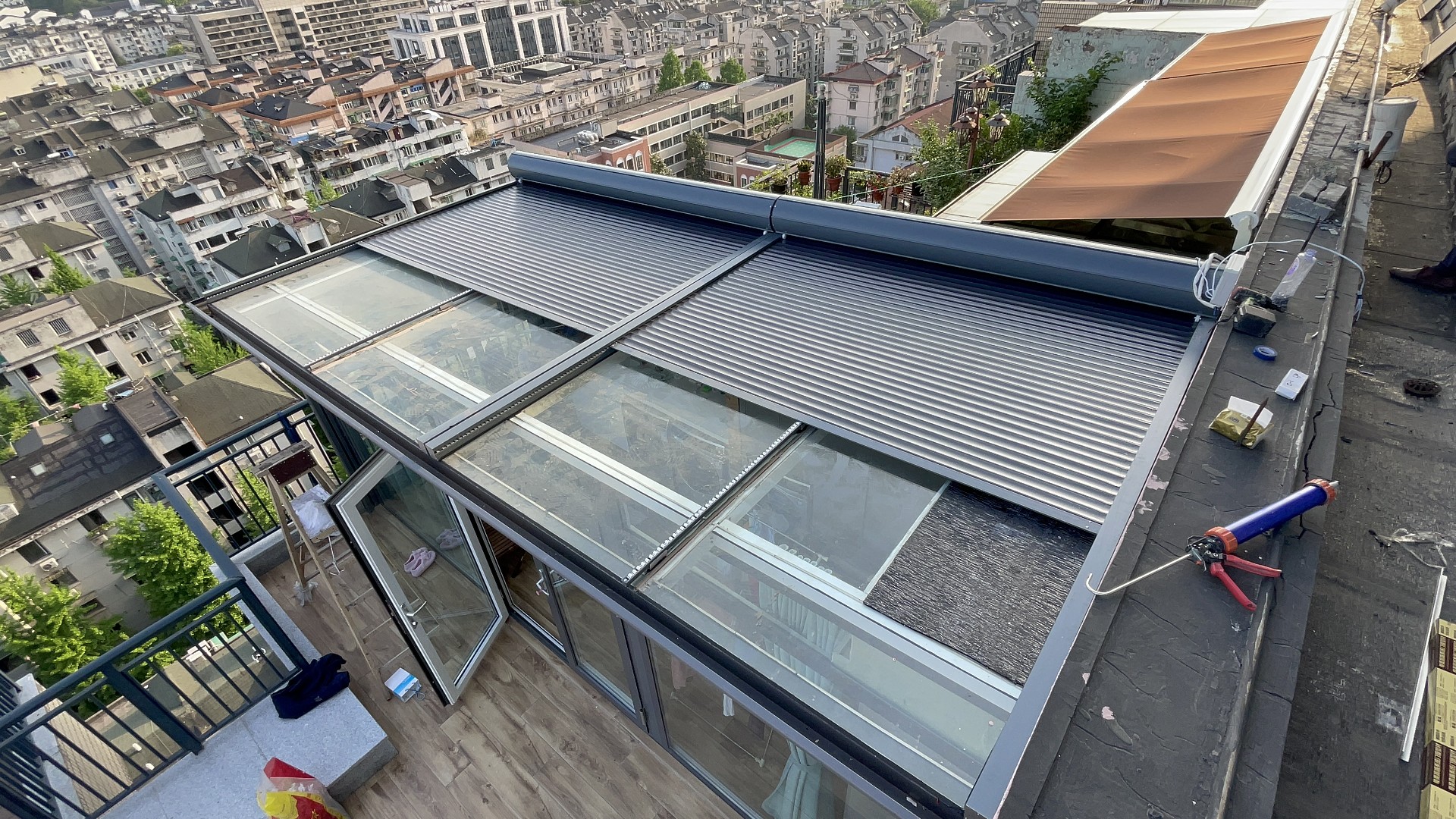 杭州某小區露臺陽光房電動鋁合金天幕案例2