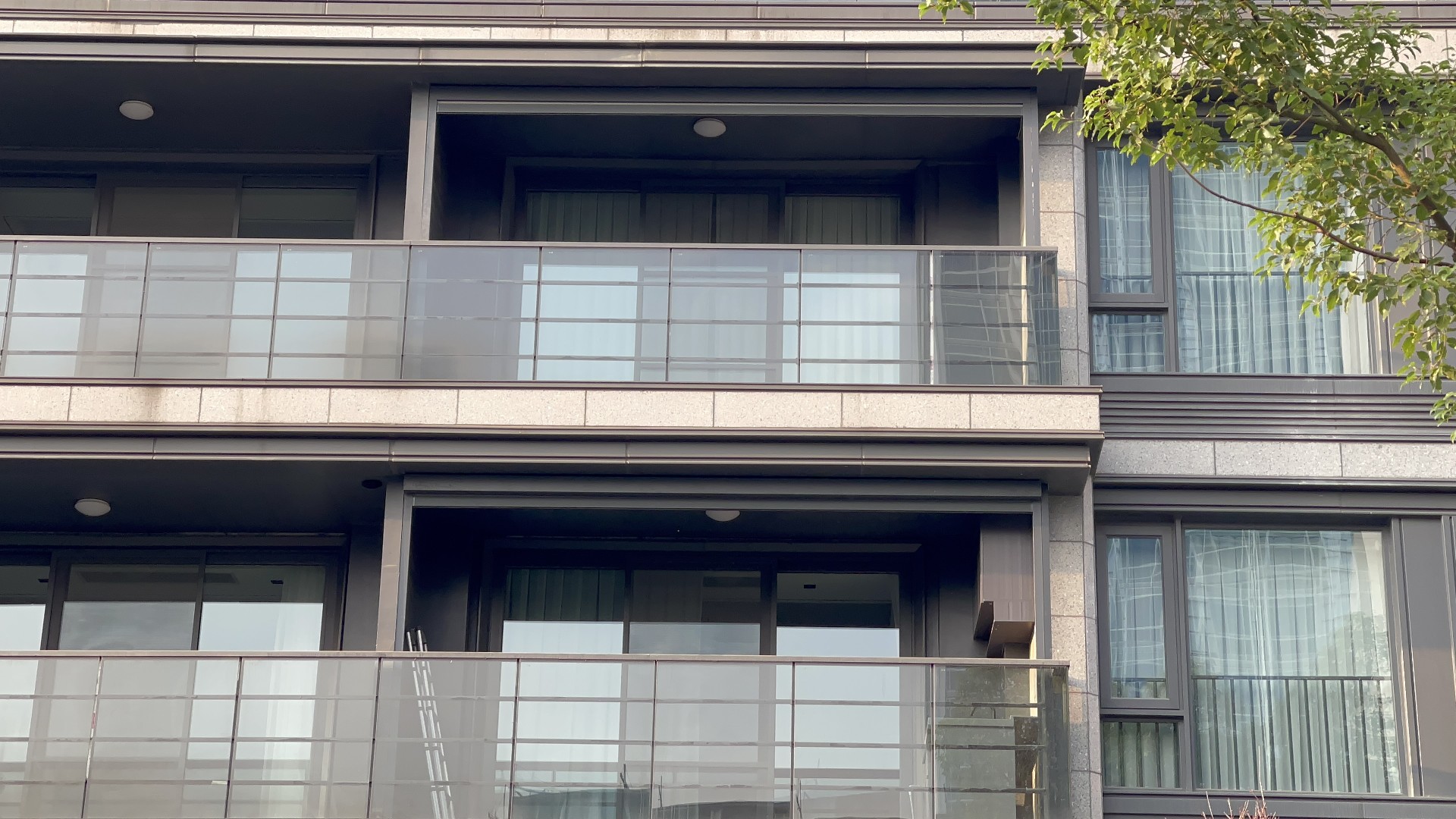 陽臺防風卷簾開啟狀態(面料開孔率5%) 陽臺防風卷簾開啟狀態(面料開孔率5%)